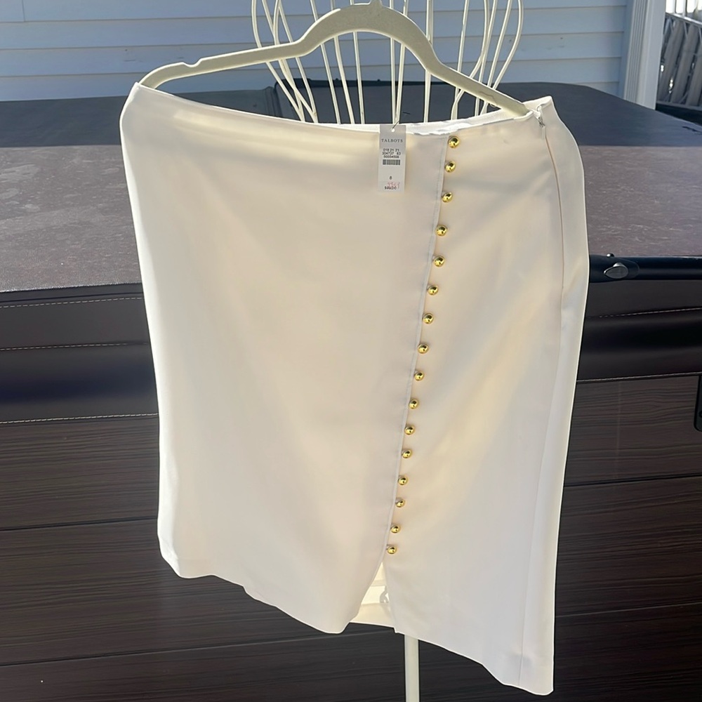 Talbots beautiful airline skirt with a slit and gold detail size 8 new tags